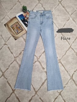 LICHT BLAUWE SKINNY FLARED JEANS