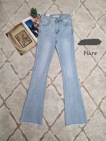 LICHT BLAUWE SKINNY FLARED JEANS