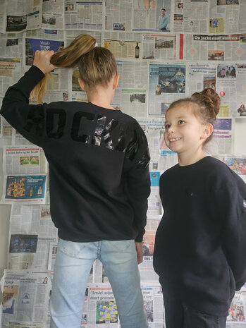 KIDS ROCKING SWEATER - ZWART - ZWARTE OPDRUK