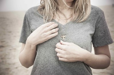 GOLD SHARKTOOTH NECKLACE