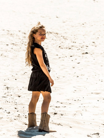 GIRLS RUFFLE TEE : PALMTREES BLACK