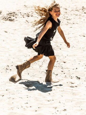GIRLS RUFFLE TEE : PALMTREES BLACK