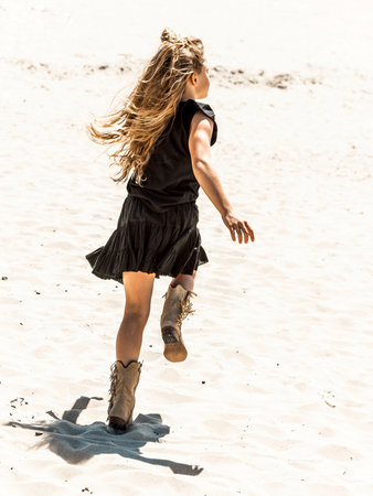 GIRLS RUFFLE TEE : PALMTREES BLACK